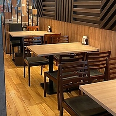 コンパクトなテーブル席は、少人数での利用にぴったり。プライベート感を大切にしたい方におすすめです。