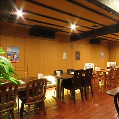 広々としたテーブル席は、少人数からグループまで、様々なシーンでご利用いただけます。ゆったりと食事を楽しめる配置で、会話も弾みます◎