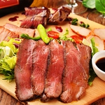 写真は、★名物★【熟成・燻し肉プレートグリル】。炙り・備長 × 燻製スモークで楽しむ。。。