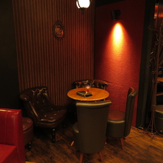 3名以上でご来店のお客様におススメのソファー席。お席の形は人数によって変更いたします。