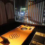 落ち着いた掘りごたつ席で、ゆったりと料理やお酒などじっくり楽しめる心地よい空間を提供してます。