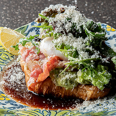 VIBES サラダ クルンジ　（スマッシュ クロワッサン オープンサンド）