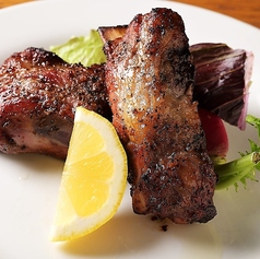 豪豪快に焼き上げるスペアリブは、肉好きにはたまらない逸品。の写真