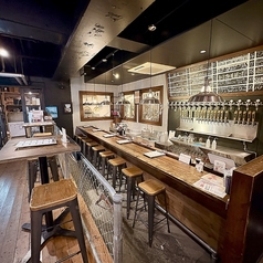 ビール工場をガラス越しに眺められるカウンター席