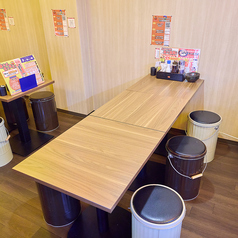 広々としたテーブル席をご用意しております。テーブルを移動して人数に合わせた調整も可能◎少人数からグループ利用まで、幅広いシーンでご利用いただけます。