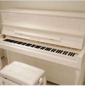 白いピアノが奏でる音楽。出し物に使えます