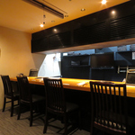 落ち着いた雰囲気のカウンター席はお一人様でも楽しめる席。シェフの前で上質焼肉を存分に味わえます