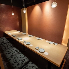 【10名様用 掘りごたつ式完全個室】各種宴会にご案内可能な宴会用個室です。ととうお 四条河原町店は、阪急京都線 京都河原町駅より徒歩1分・京阪本線 祇園四条駅より徒歩3分と交通アクセス◎全席個室の店内は周りを気にせず盛り上がれる、宴会に便利な個室居酒屋です。木屋町での各種宴会・飲み会に是非ご利用ください!