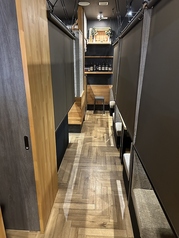 ロールカーテンで仕切られたプライベート空間。周りの目を気にせず、落ち着いて食事をお楽しみいただけます。