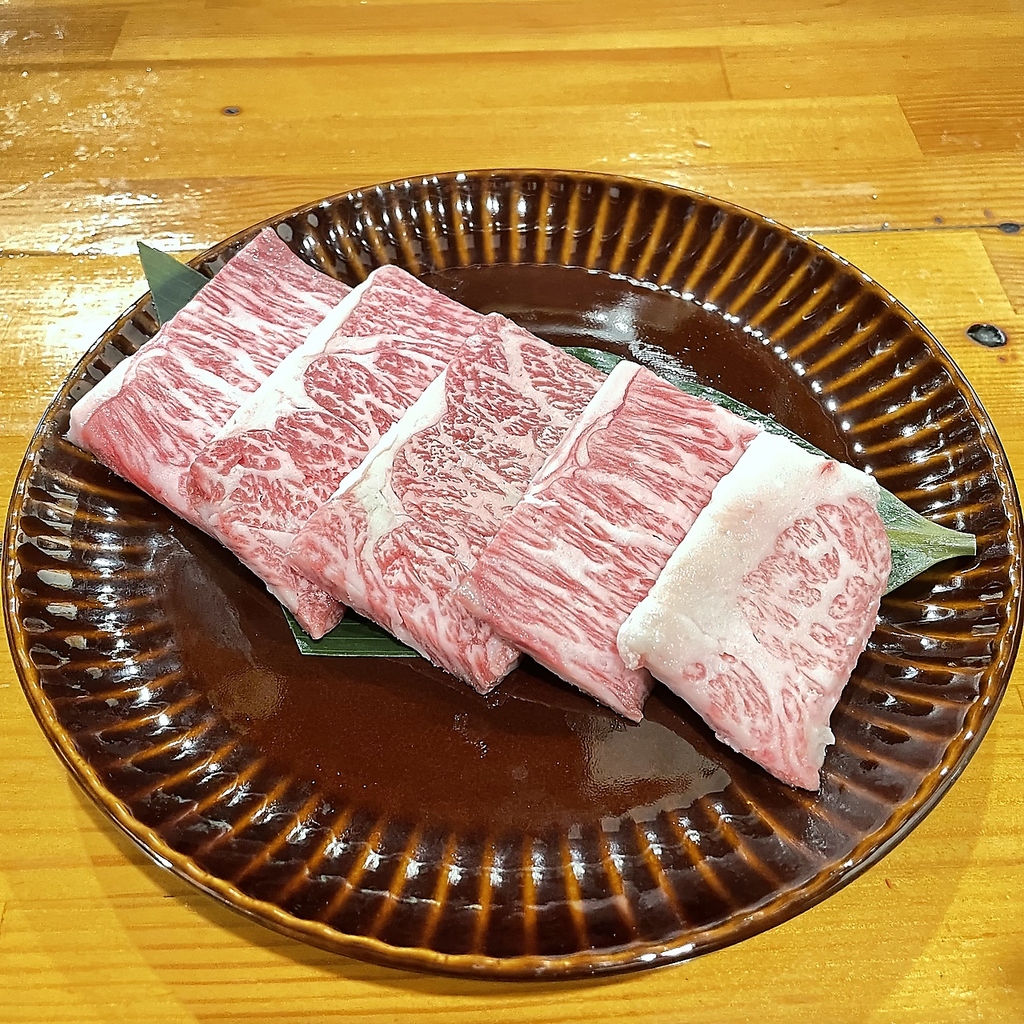 希少な黒毛和牛の三角バラを使用した【和牛上カルビ】是非一度ご賞味ください★