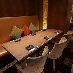 備え付けのクッションがあるソファー席は、女性のお客様に特にご好評をいただいております。普段より少しだけ贅沢をしたい、そんなときにはぜひ当店をご利用ください。