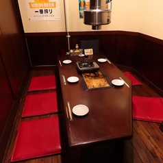 お座敷は足を延ばしてゆったりとご宴会を楽しめる掘りごたつ席になっております。ご宴会やデート等にも◎ごゆっくりお寛ぎください♪