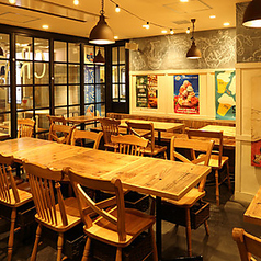 店内には、木製のテーブルと椅子が並ぶ広々としたスペースがあります。大人数でも利用できるテーブル席は、パーティーや集まりに最適で、皆で楽しい時間を共有できる環境が整っています。アットホームな雰囲気が、訪れる人々を迎え入れます。
