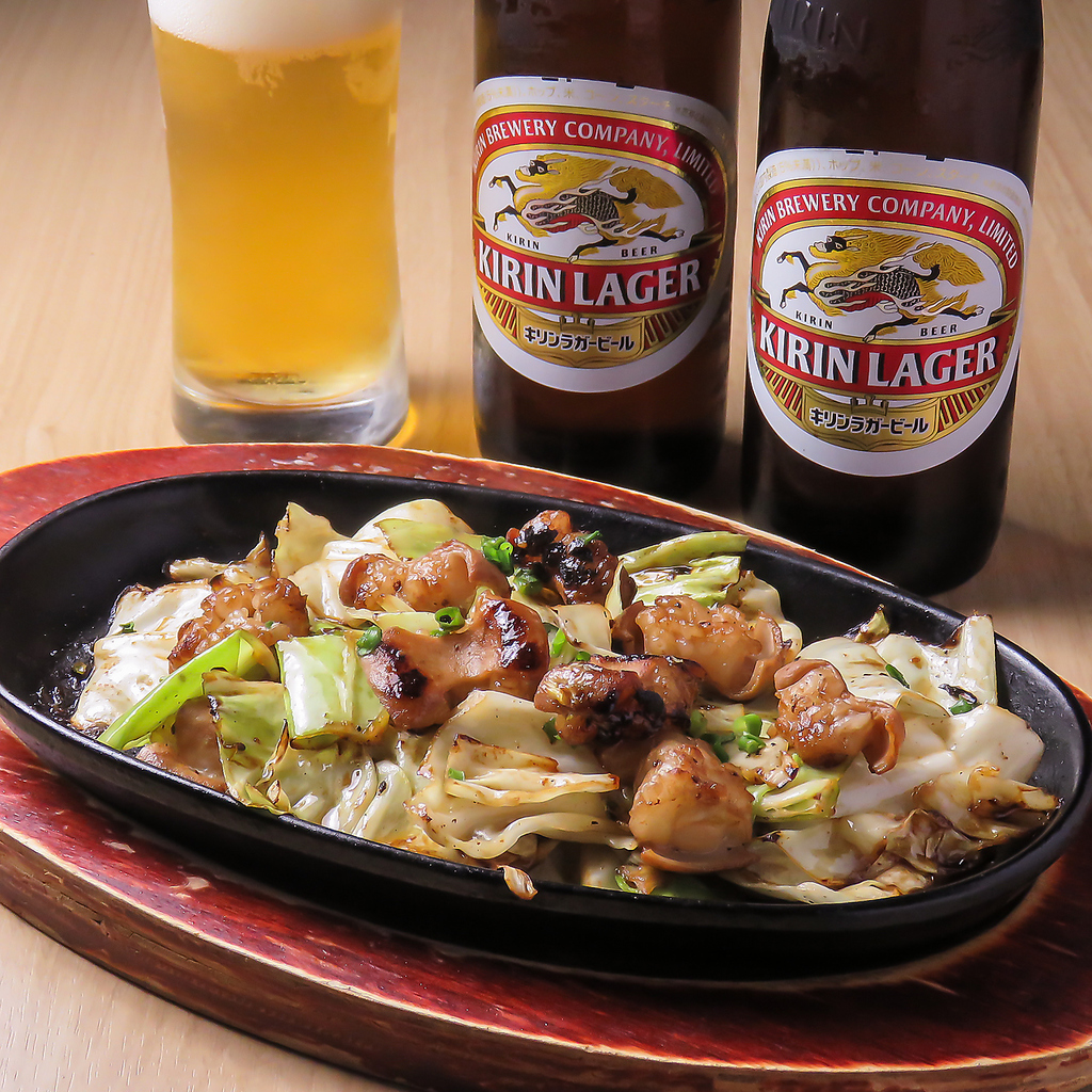 ビールと当店の人気メニューのもつ焼き鉄板