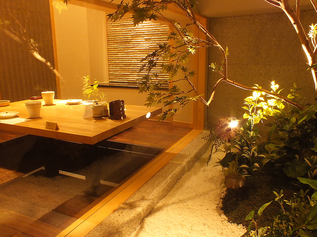 ◆人気の庭を望む個室は予約がオススメです。