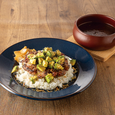 くずし粗挽きハンバーグとアボカドのカレー