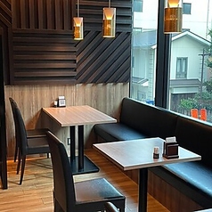 広めのテーブル席は、大人数での集まりにも対応。ワイワイ楽しめる空間を提供します。広めのお席ですのでお子様連れのお客様も安心◎