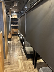 ロールカーテンで仕切られたプライベート空間。周りの目を気にせず、落ち着いて食事をお楽しみいただけます。