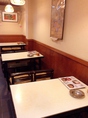 1階：京都らしい落ち着いた雰囲気の店内にあるテーブル席。