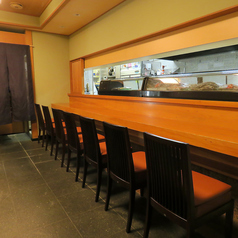 【カウンター席(7名様)】カウンター席は7名様までご利用いただけます。目の前で繰り広げられる職人の技を楽しみながら、旬の料理とお酒を堪能できます。アットホームな雰囲気の中、特別な体験をお届けします。ぜひ、心温まる時間をお過ごしください。