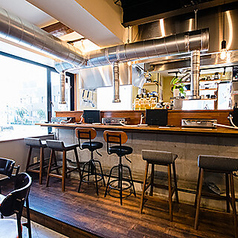 落ち着いた雰囲気の中で、優雅に焼肉を楽しむならここ！シックなインテリアが心地よく、まるでカフェにいるかのような感覚を味わえます。カウンター席での一人時間や、テーブル席で家族や友人と過ごす時間も最高です♪ 楽しい会話が弾むのも、この特別な空間だからこそ！焼肉の魅力を新たに感じられること間違いなし◎