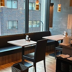 シンプルで洗練されたデザインのテーブル席は、落ち着いた雰囲気を演出。大人の時間を楽しむのに最適です。