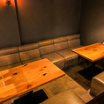シックで落ち着いた雰囲気の店内には、ゆったりと座れるソファ席やバルスタイルのテーブル席をご用意。大人数での宴会はもちろん、少人数での飲み会やデートにもぴったりの空間です。本格的な韓国料理を楽しみながら、くつろぎのひとときをお過ごしください。