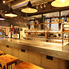 シンプルでありながらスタイリッシュなコンクリートのカウンターは、洗練された雰囲気を醸し出しており、周囲には多彩なビールが並ぶサーバーが目を引きます。カウンター席は、気軽に立ち寄れるカジュアルなスタイルで、友人や同僚との軽い飲み会や、一人でのサク飲みに最適です。