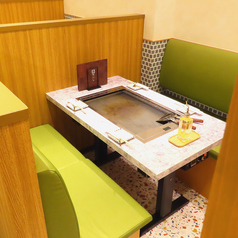 【幅広いシチュエーションに◎】明るい雰囲気の店内は接待や宴会など、様々な場面や用途に最適な空間です。もんじゃやお好み焼きを囲みながら、楽しいひとときをお過ごしください！