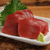 本マグロのぶつ切りは生の本マグロを仕入れているのですごくおいしいです◎ おいしい生の本マグロをお手頃価格で提供させていただいています。おいしいお食事とお酒をお楽しみください。