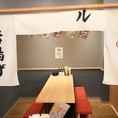 明るい木目調の店内。どこか懐かしさを感じる店内で自慢の餃子とお酒をお楽しみください。