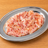 【新名物!塩テッチャン】肉の旨みを引き立てる、にんにく・玉ねぎ・ごま油を独自配合した自家製塩だれを使用。プリプリ食感と後を引く味わいで、お酒との相性も抜群の一品です。