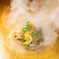 料理メニュー写真&nbsp;夏限定！海鮮と夏野菜の冷たい瞬間燻製パスタ