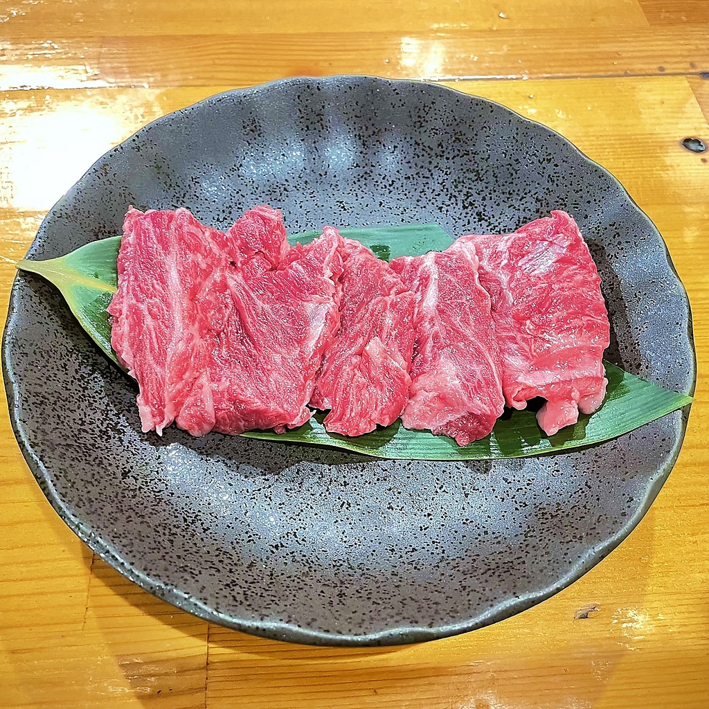 国産牛の赤身と脂身のバランスがいい部分を使用した【ぼんカルビ】。旨みが強いのが特徴です☆