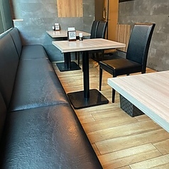 ソファタイプのテーブル席は、ゆったりとした座り心地。リラックスしながら食事をお楽しみいただけます。