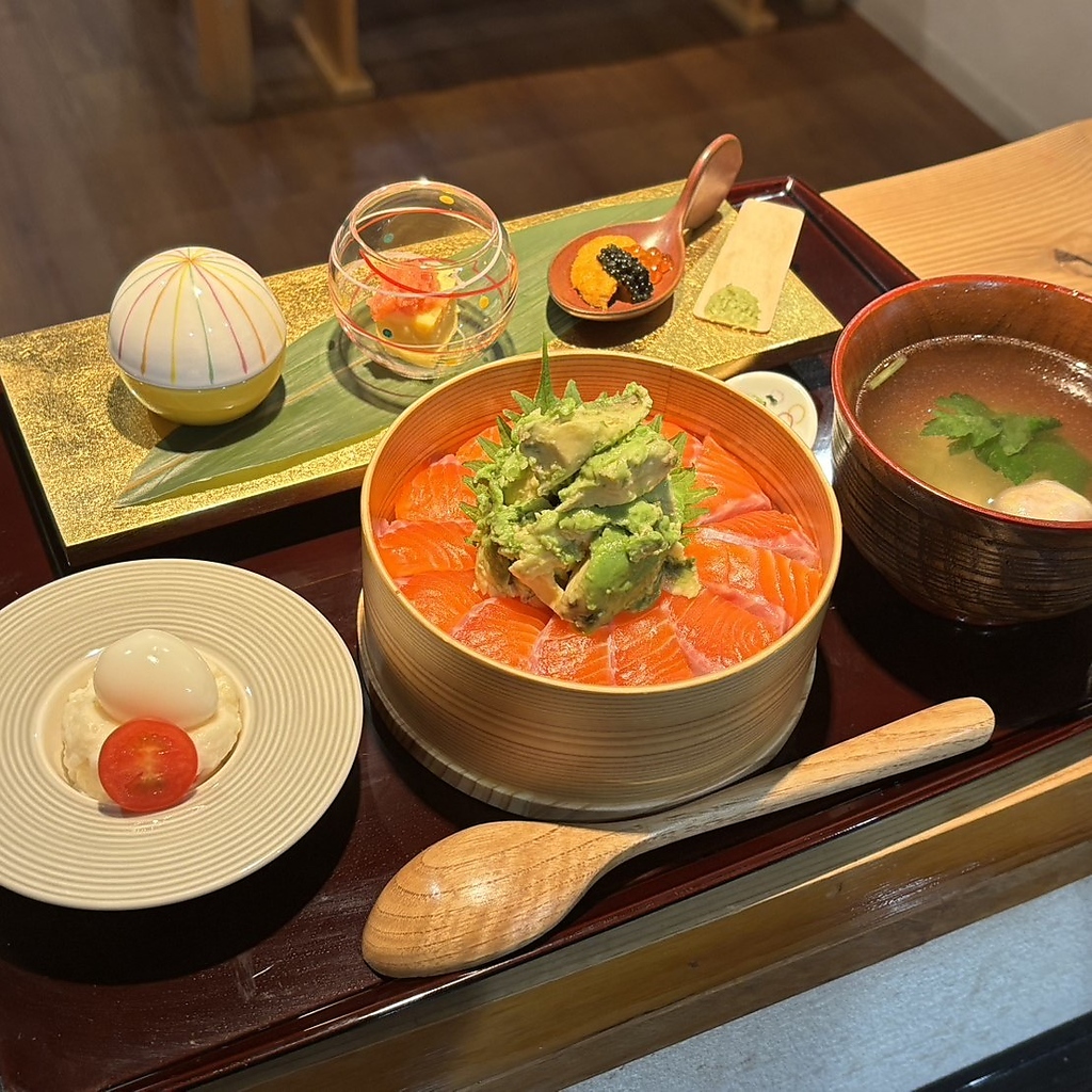 とろけるサーモンと濃厚アボカドの黄金コンビの御膳！口いっぱいに幸せ広がる至福の味◎