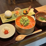 とろけるサーモンと濃厚アボカドの黄金コンビの御膳！口いっぱいに幸せ広がる至福の味◎