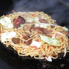 【当店おすすめ！ごろごろ牛すじで食べごたえ十分♪】~牛すじ焼きそば〜の写真