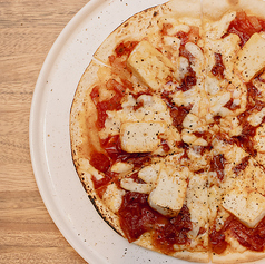 カマンベールとサラミのピザ