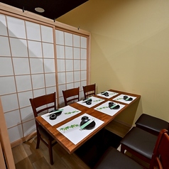 6名様向けの個室は、部署の小宴会や家族での食事にも使いやすい広さ。料理を並べても窮屈になりにくく、名古屋めしと海鮮を取り分けながら自然と会話が弾む席です。