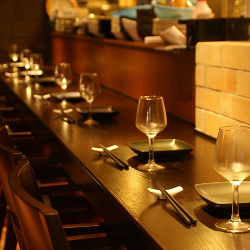 ゆったりくつろげるカウンター席…カップルでのご利用もおすすめ