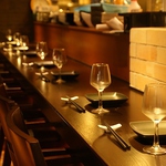 ゆったりくつろげるカウンター席…カップルでのご利用もおすすめ