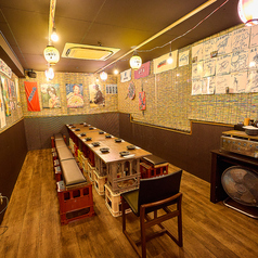 【テーブル席　8×6】8名様用のテーブル席を6つ完備しています！このお席は、会社の仲間や友人との集まりにぴったりのスペースです☆宴会や二次会など、さまざまなシーンでご利用いただけますので、ぜひご活用ください♪