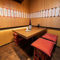 人数に合わせて利用できる個室席を完備。少人数での飲み会から会社宴会、ご家族でのお集まりまで幅広く対応しております。落ち着いた雰囲気の中で、料理やお酒を囲みながらゆったりとした時間を過ごせる人気のお席です。