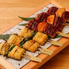 鰻の蒲焼串と白焼き串の盛り合わせ