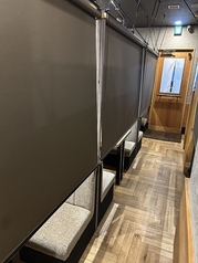 ロールカーテンで仕切られたプライベート空間。周りの目を気にせず、落ち着いて食事をお楽しみいただけます。