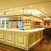 洗練されたバーカウンターには豊富なドリンクが揃い、ゆったりとした椅子はリラックスすることができます。友人との楽しい会話を楽しむのにとても最適な空間です。