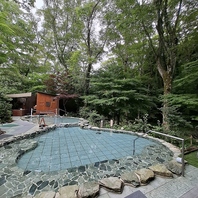 広葉樹林に囲まれた開放感あふれる露天風呂