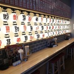 駅から徒歩1分の、超駅チカ！！サクッと飲みにも、宴会にも便利な立地となっています！外観は、ネオンの看板が目にひくようになっており、夜でもお店を見つけていただきやすくなっております！