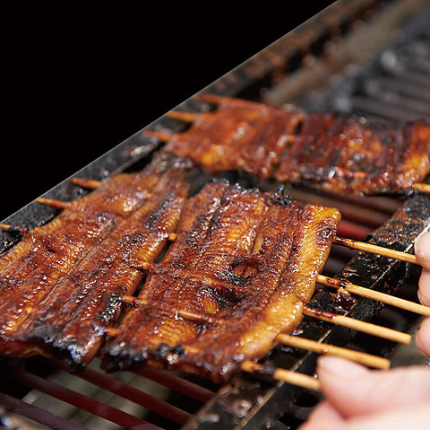 香ばしいうなぎと揚げたて天ぷら、串焼きを楽しめる和の空間です！